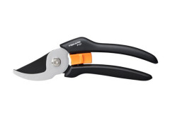 Z�hradn� no�nice dvoj�epe�ov� Solid (P121) FISKARS